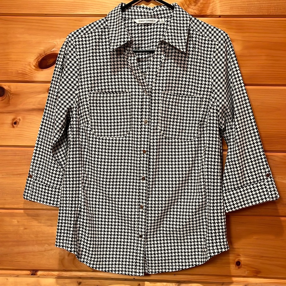 Emily Daniels women’s size medium classic black and white pattern